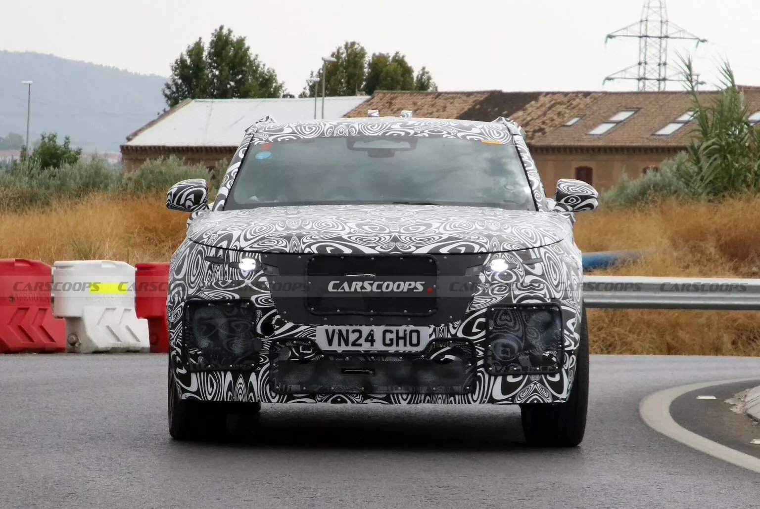 路虎揽胜新款星脉 SUV 原型路测照曝光:更运动、采用 EMA 平台,有望明年登场