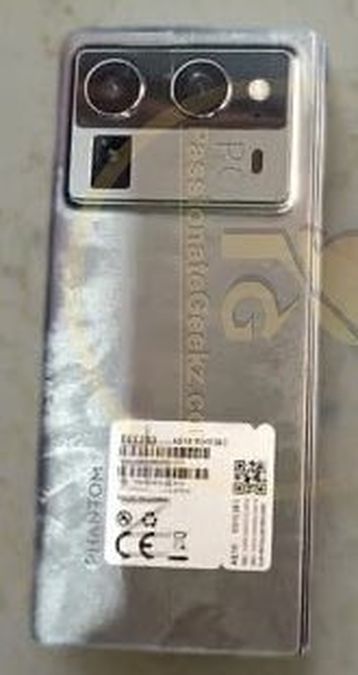 银色版传音 TECNO Phantom V Fold 2 折叠手机真机照曝光