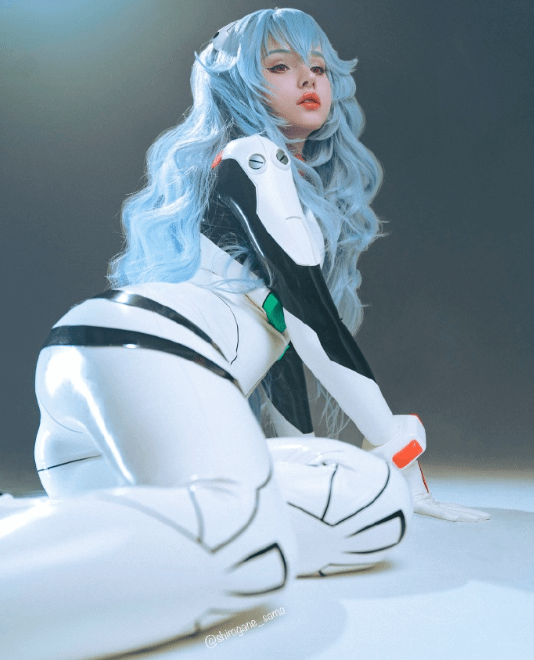 俄妹COS《EVA》绫波丽:紧身胶衣凸显曼妙曲线