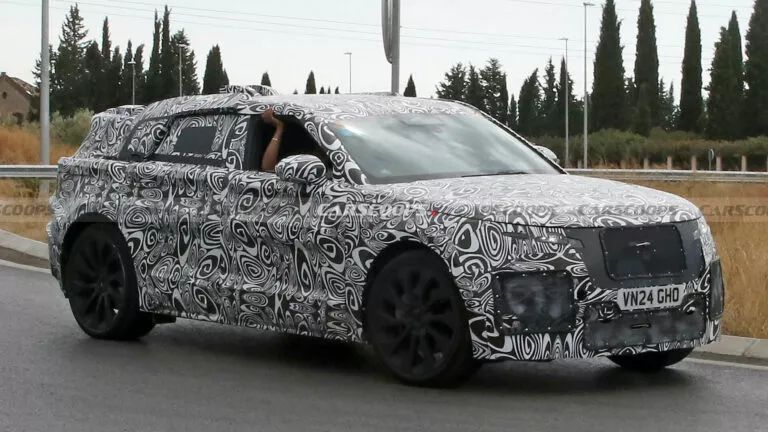 路虎揽胜新款星脉 SUV 原型路测照曝光:更运动、采用 EMA 平台,有望明年登场