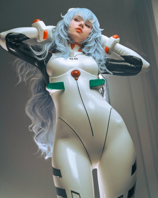 俄妹COS《EVA》绫波丽:紧身胶衣凸显曼妙曲线