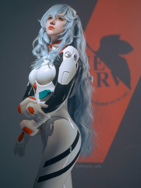俄妹COS《EVA》绫波丽:紧身胶衣凸显曼妙曲线