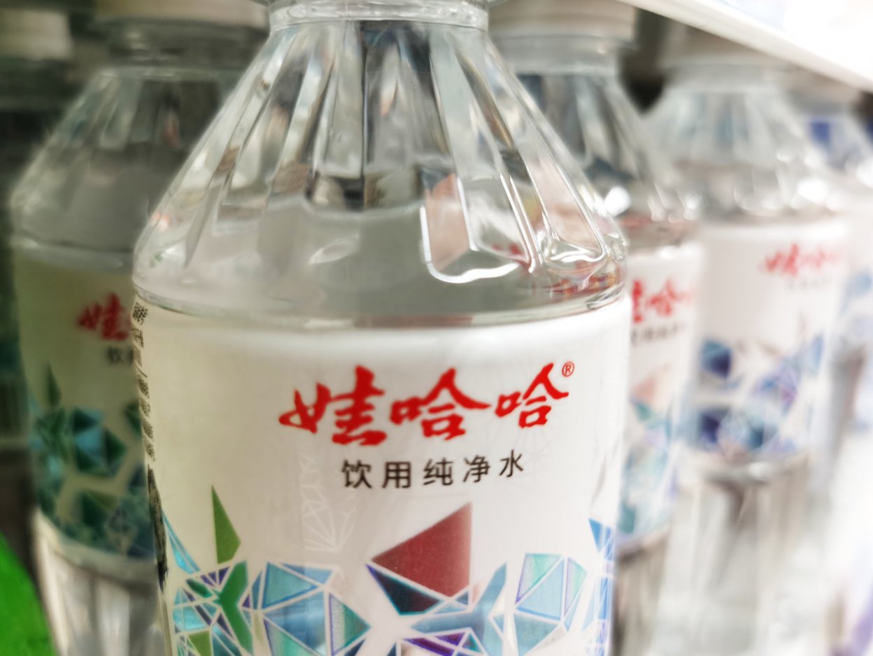 宗馥莉二十年接班路:从车间女工做起,历练娃哈哈旗下各个板块