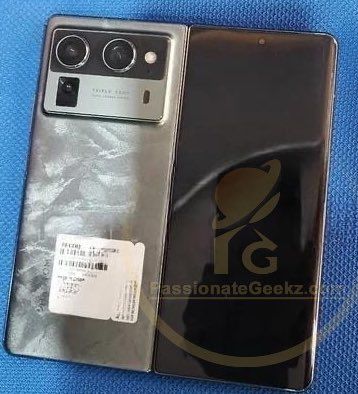 银色版传音 TECNO Phantom V Fold 2 折叠手机真机照曝光