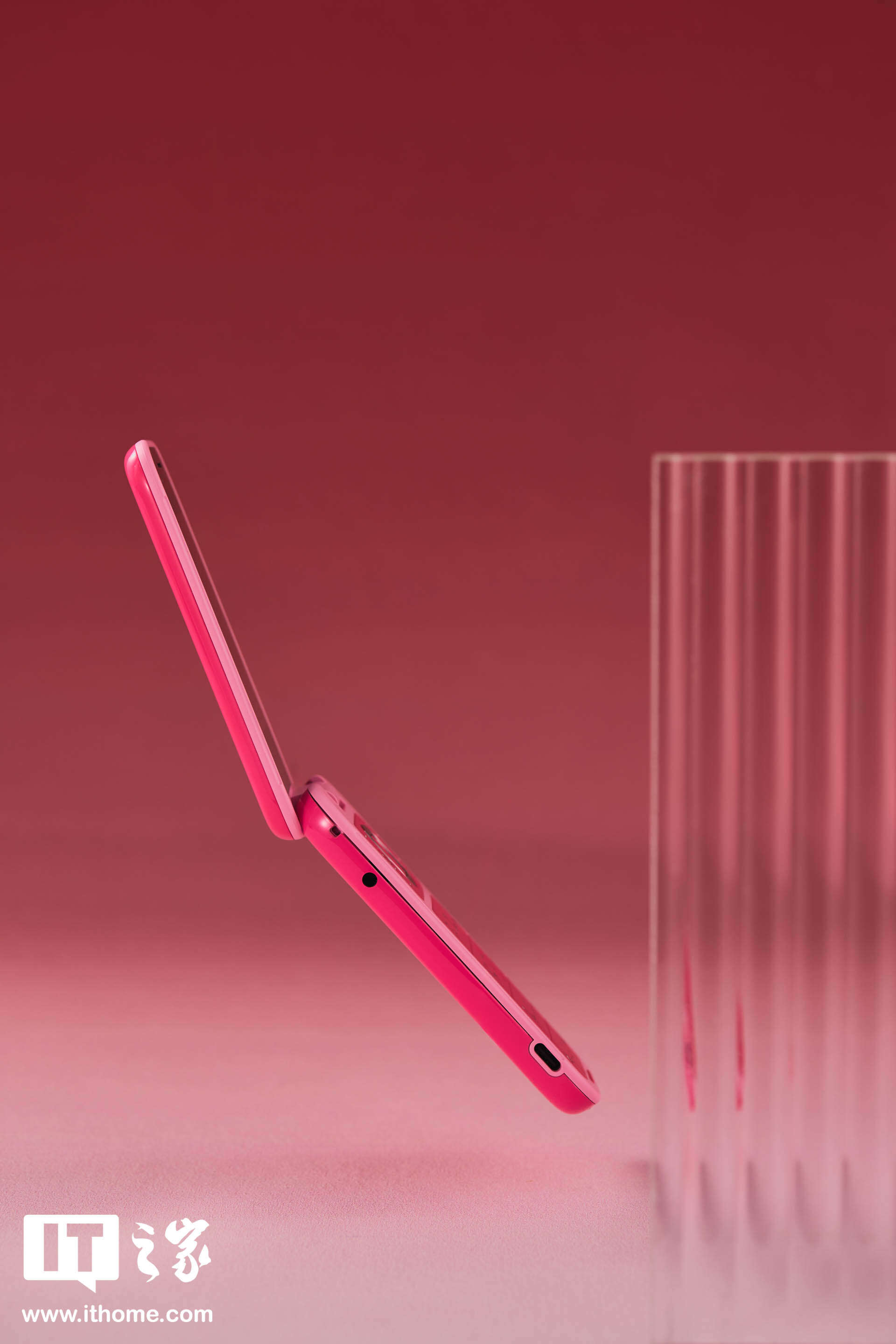 【IT之家开箱】梦回千禧:HMD Barbie 芭比联名手机国行图赏