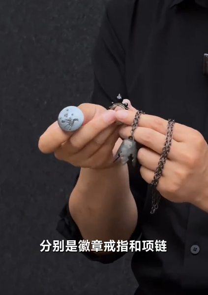 王腾开箱雷军送的《黑神话:悟空》实体版:今年收到最开心礼物