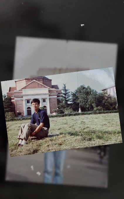 小米卢伟冰首次晒30年前清华上学老照片:意气风发 你能认出吗