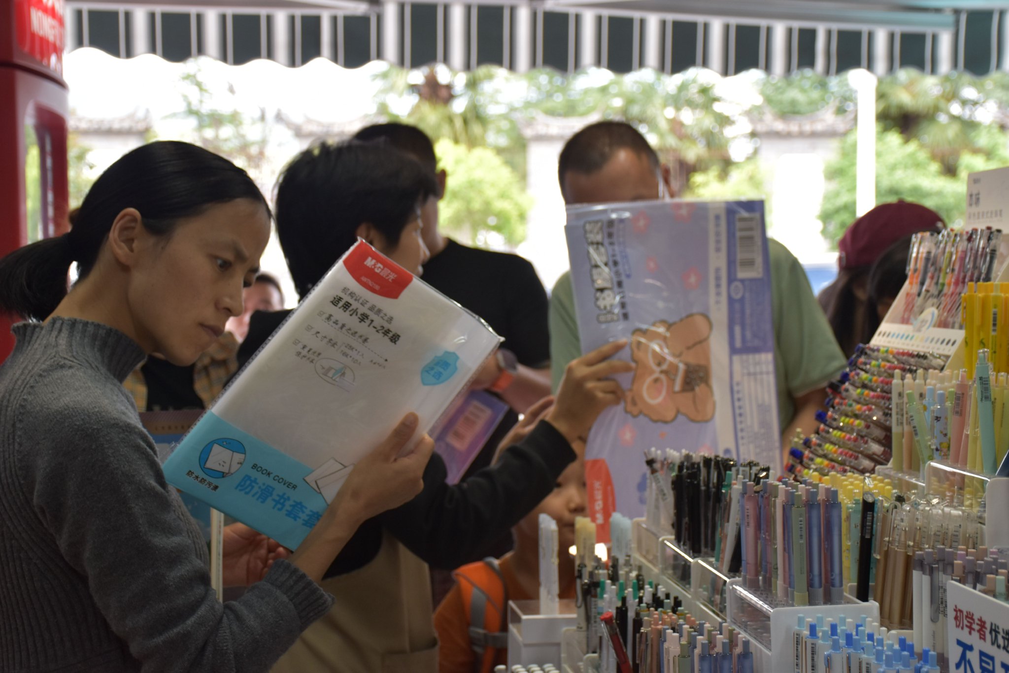 9月3日,福慧学校附近的书店内家长正在为孩子挑选书籍。(杨四娟 摄)