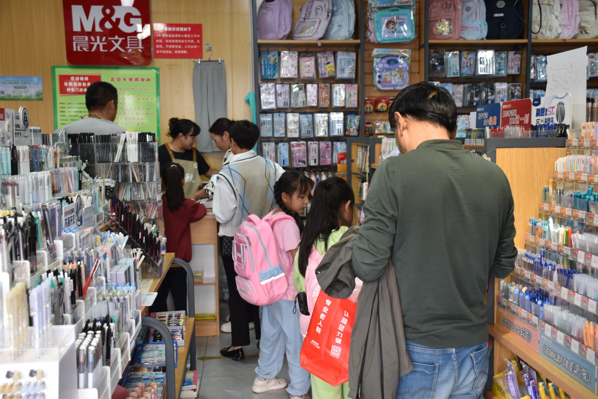 书店内家长们正排队买单。(杨四娟 摄)