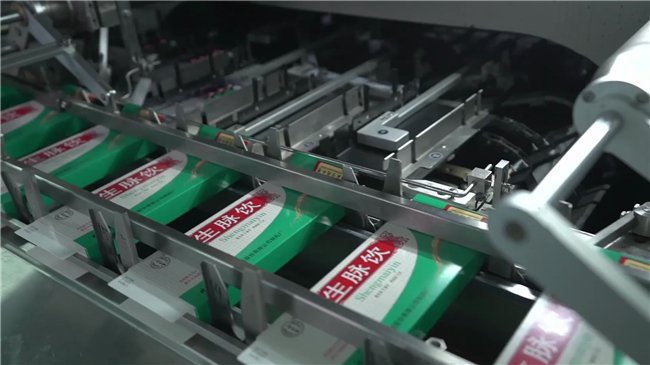 图为同仁堂科技液体制剂车间正在进行生脉饮生产