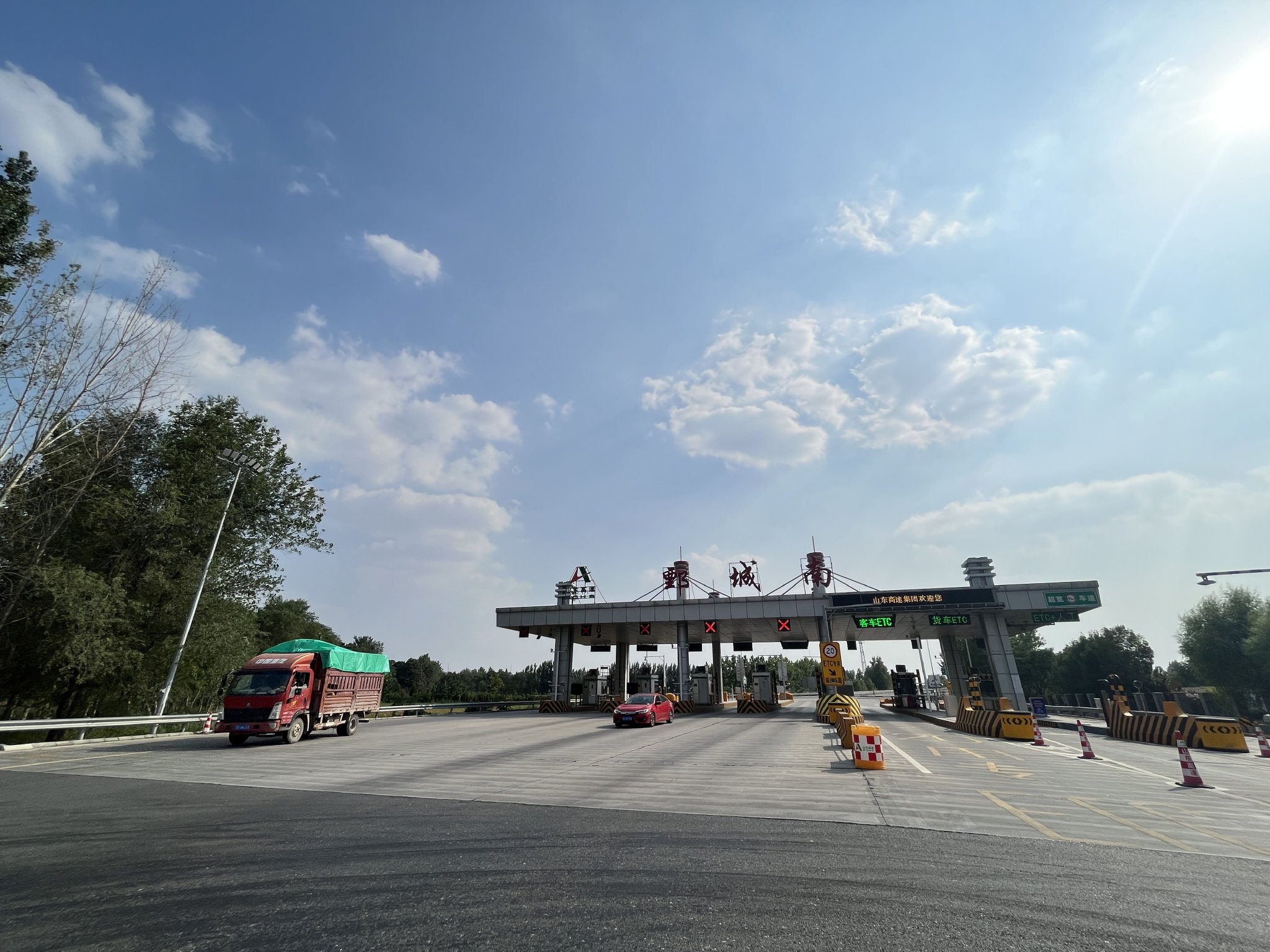图为:6月27日拍摄的鄄菏高速鄄城南收费站(记者杨溢仁摄)