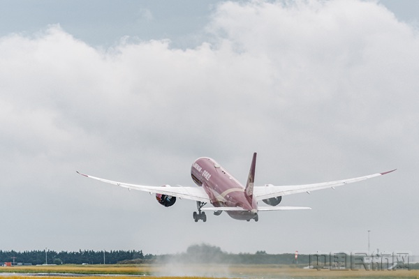 吉祥航空波音787“东方宝石”彩绘机执行洲际航班(布鲁塞尔机场供图)