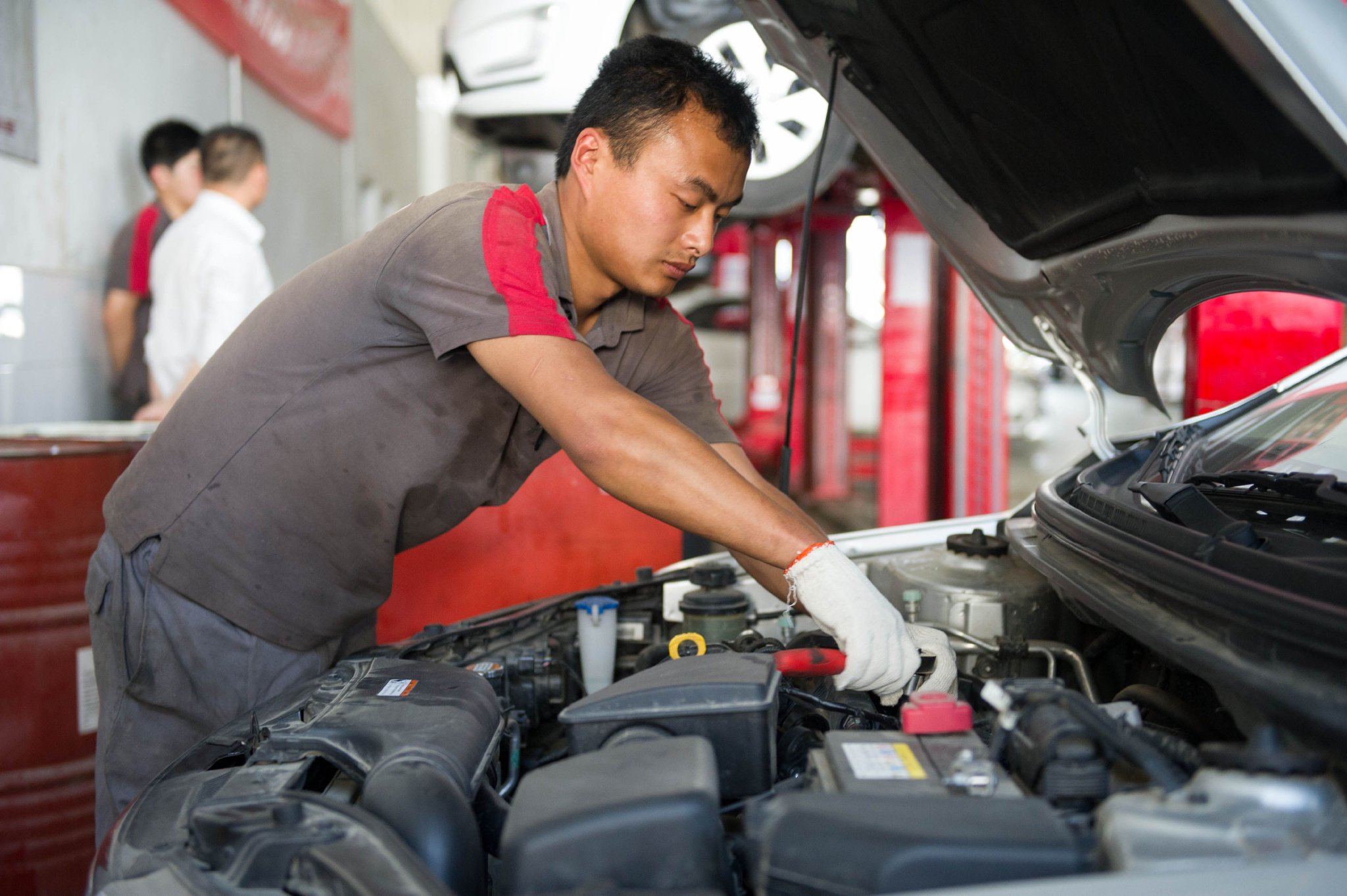 图为合肥某汽车4S店的修理工为受损车辆进行检修。杜宇 摄
