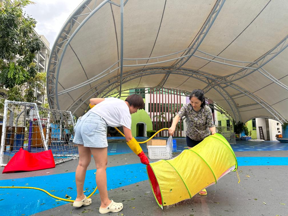 7日，海口市教育幼兒園進行大院清理，準備複課。新華社記者 陳凱姿 攝