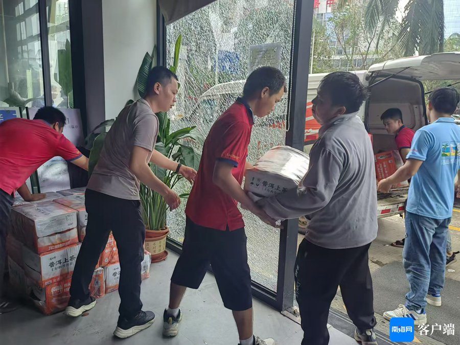 9月8日,东鹏饮料(集团)股份有限公司向海口市龙华区金茂街道办捐赠一批饮用水。活动组织方供图