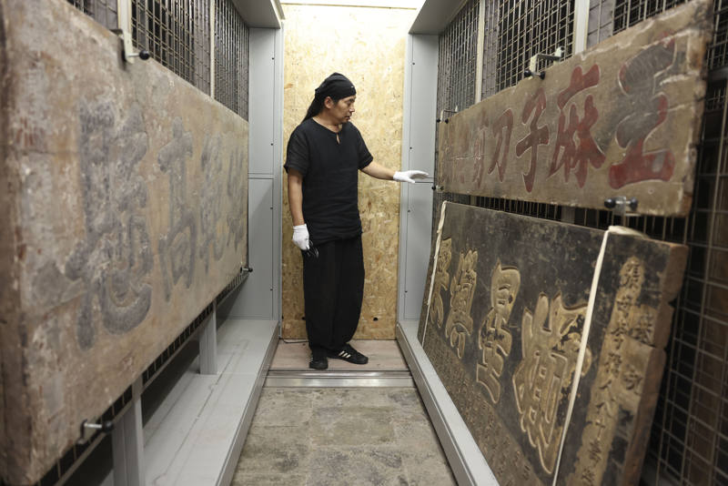 库房中的“王麻子剪刀匾”(右上),匾长2米,刻有“京都”字样。新京报记者 浦峰 摄