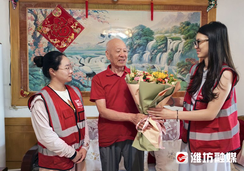 退休老教师赵学奎收到了鲜花。