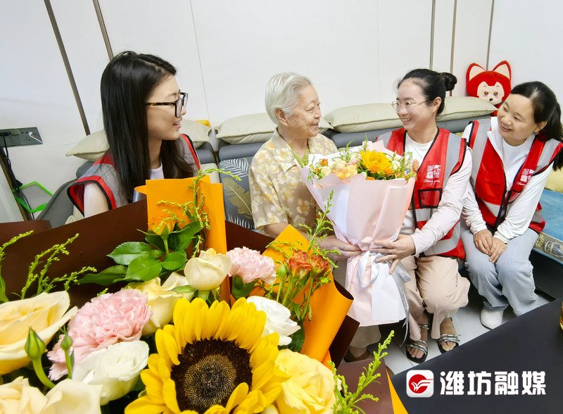 退休老教师陈培真收到了鲜花。