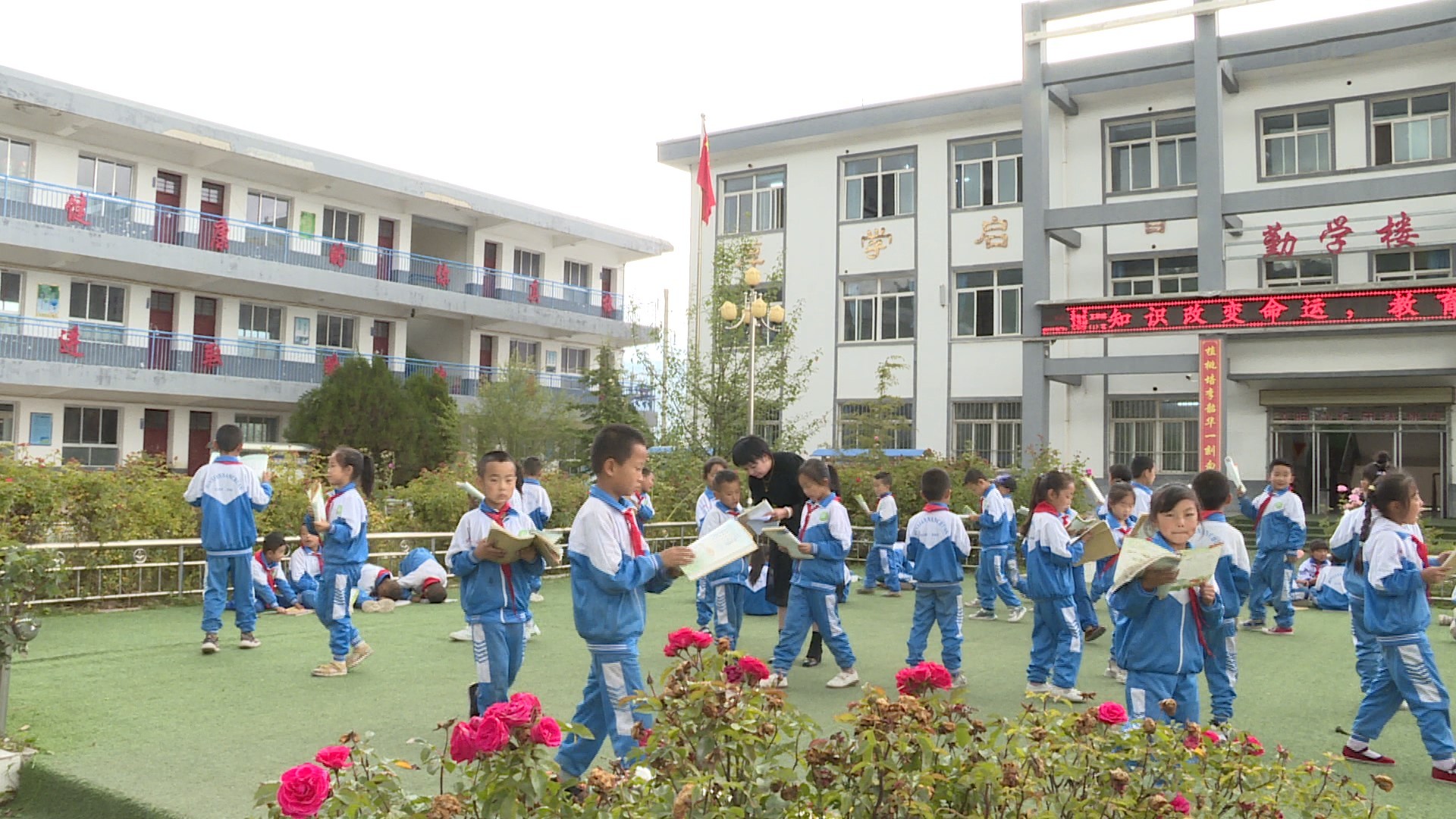 學生們正在校園里讀書(岷縣融媒體中心供圖)
