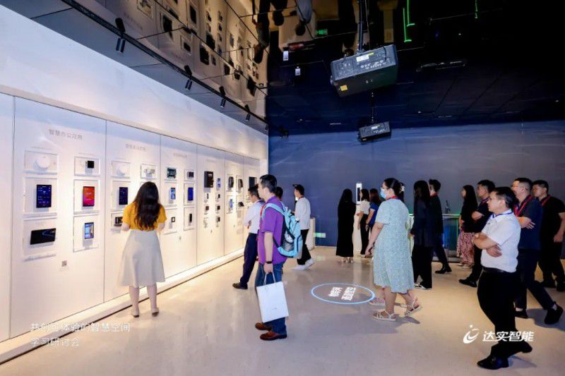 图:活动来宾实地体验达实AIoT平台及终端产品