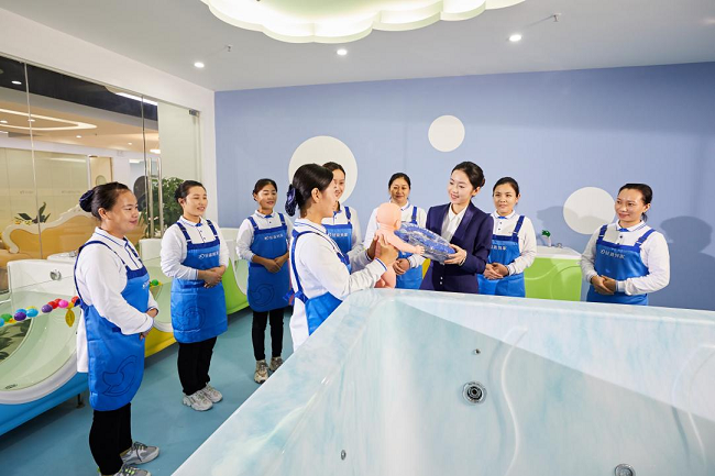 图为轻喜职校月嫂培训现场