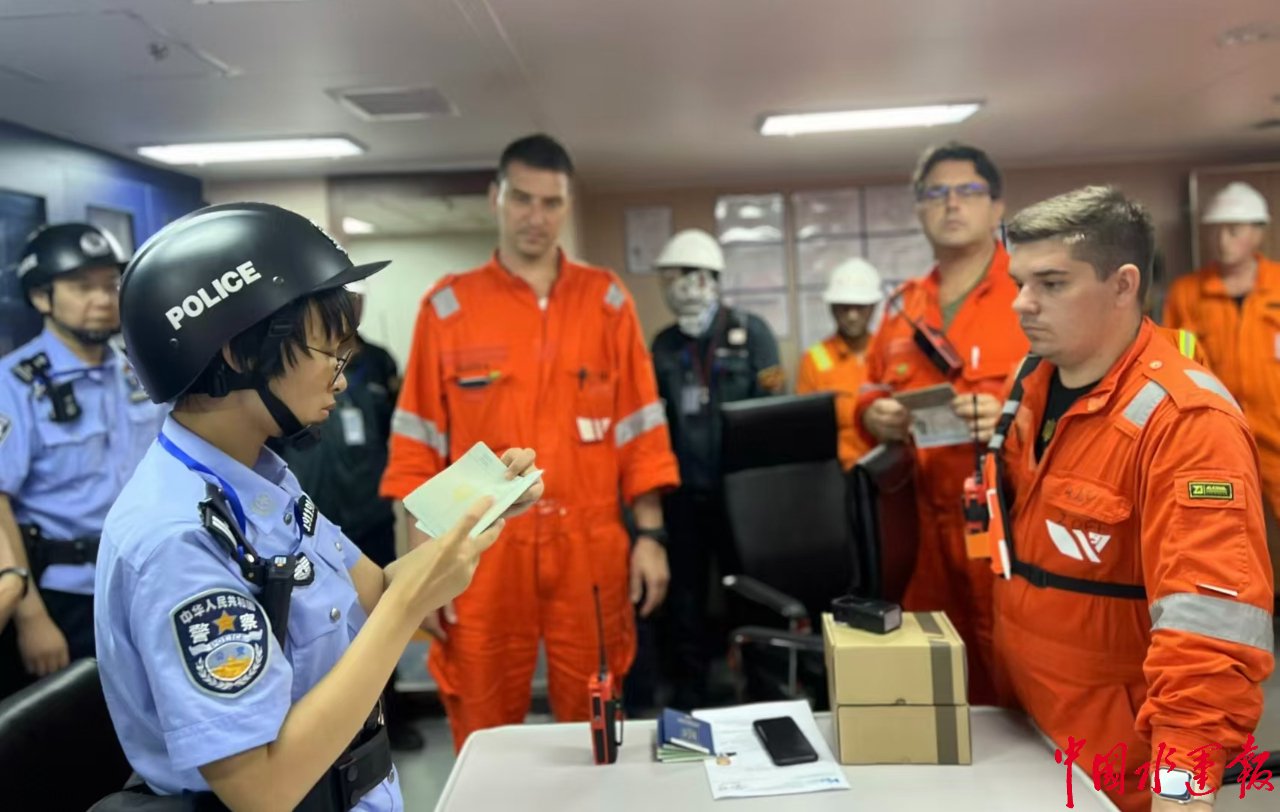 外高桥边检站民警登轮为新造船舶实施相关边防检查手续。