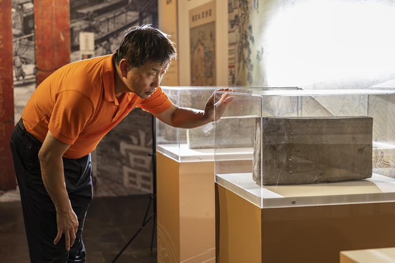 2024年7月22日,恭王府博物馆,“临清贡砖烧制技艺精品展”展厅内,张壮仔细观看展品。新京报记者 王远征 摄