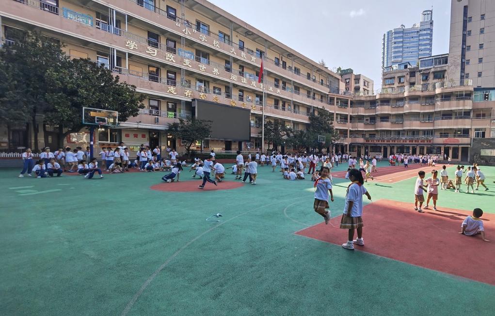 9月5日，貴陽市環西小學的學生在操場上體育課。 新華社記者 鄭明鴻 攝