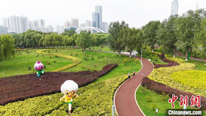 9月10日,航拍位於黃河蘭州段的馬拉松文化主題公園。甘肅省蘭州市是中國黃河唯一穿城而過的省會城市。九美旦增 攝