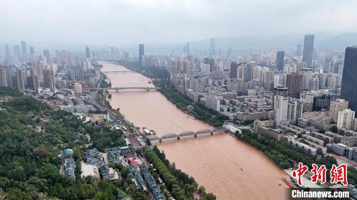 9月10日,航拍黃河蘭州段。甘肅省蘭州市是中國黃河唯一穿城而過的省會城市。九美旦增 攝