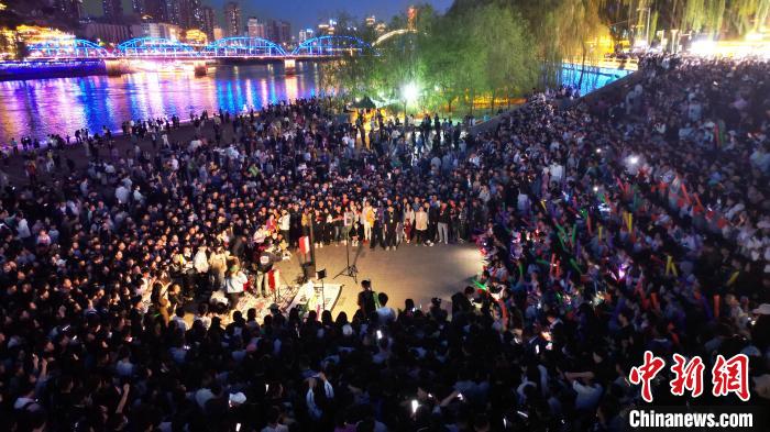 4月23日晚,在蘭州黃河畔的路邊演唱會,吸引了大批年青人前來打卡。(無人機照片)九美旦增 攝