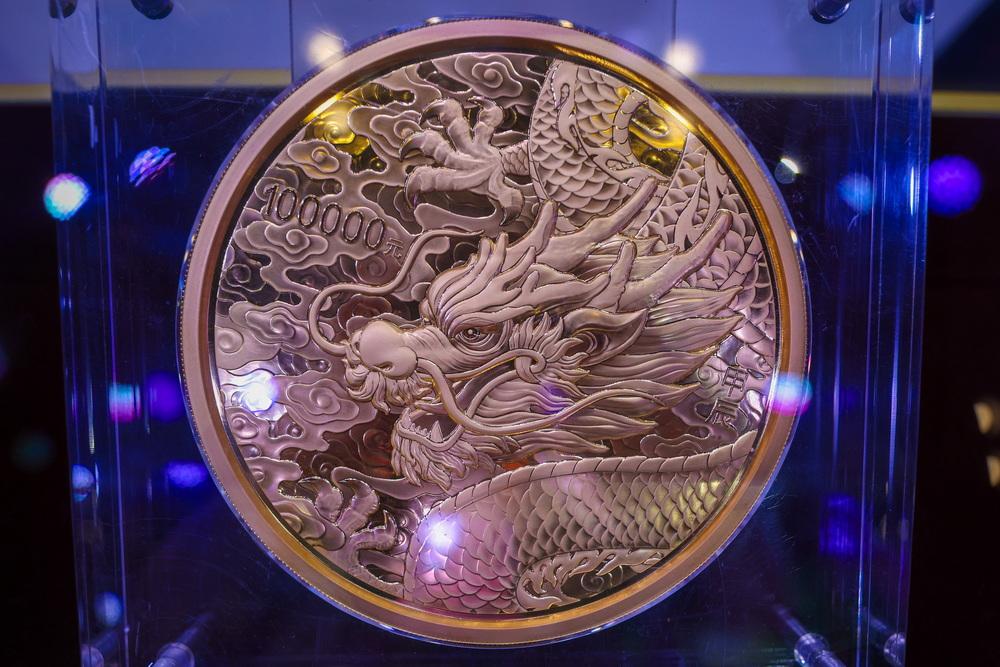 中國金幣展台展出的價值600餘萬元的龍年限量金幣,全球限量發佈18枚。中國網記者 鄭亮攝