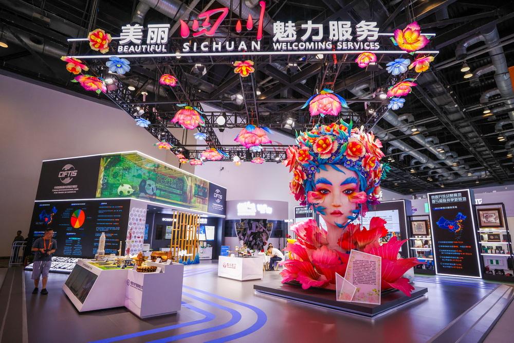 2024服貿會主賓省四川展區的自貢燈組——百花仙子。中國網記者 鄭亮攝
