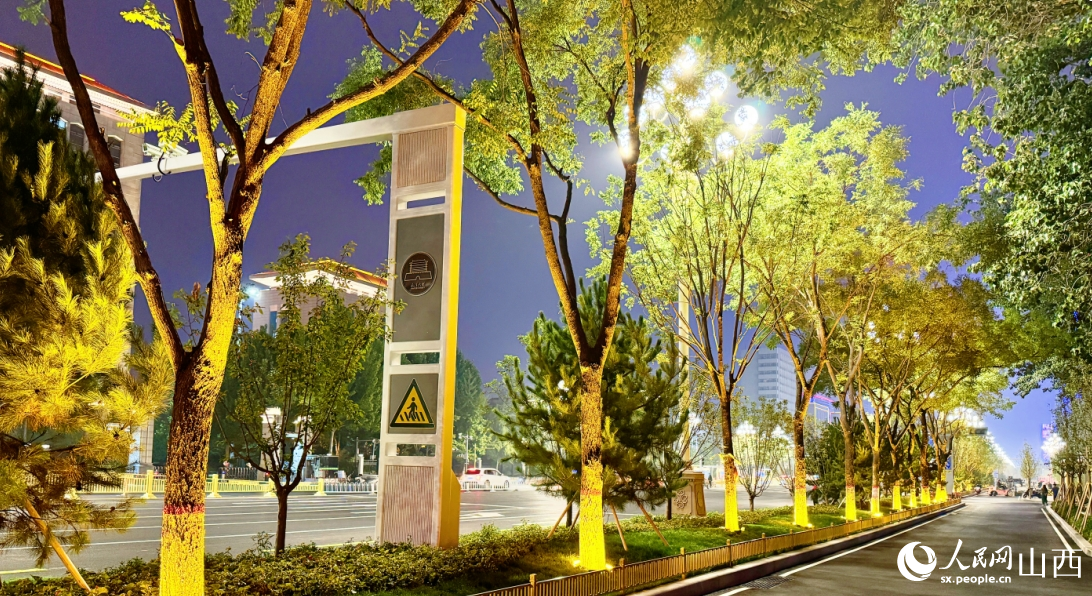 迎澤大街紅綠燈改造。人民網記者 王帆攝