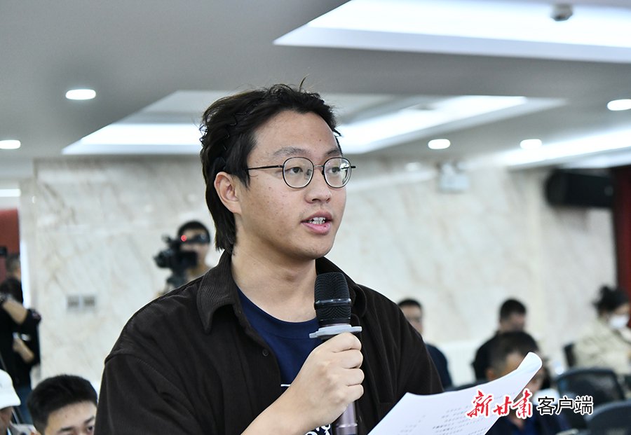 新华社记者现场提问