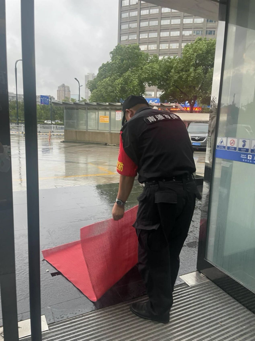 (9月16日,南通分行工作人员正在放置防汛沙袋)
