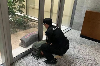 (9月15日,安保人员加固张江园区各楼宇中庭出入口,防止设施损坏)