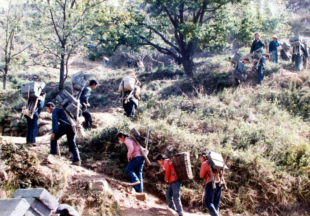 20世紀80年代，施工人員在背磚上山。