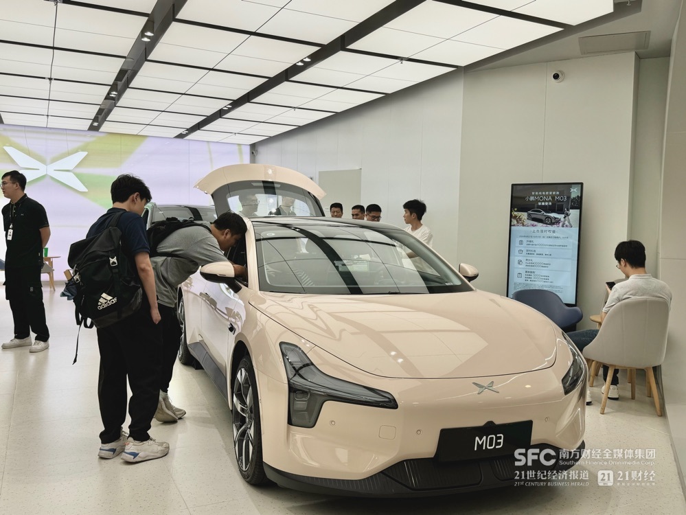 21世纪经济报道在小鹏门店拍摄