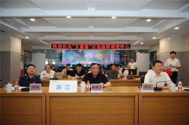 9月15日,浙江移动总经理杨剑宇在网管中心指导部署全省防台工作
