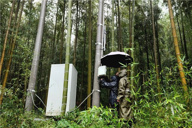 湖州移动抢修人员冒着大雨前往安吉山区开展基站抢修