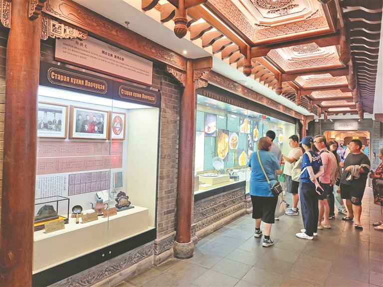 游客参观城市饮食文化博物馆。图片由老厨家提供