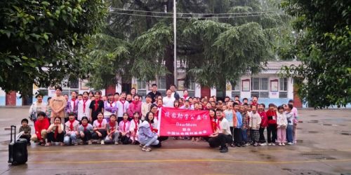 全体师生与来宾合影留念