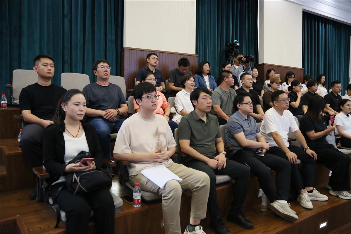 大家認真聆聽發佈會具體情況。