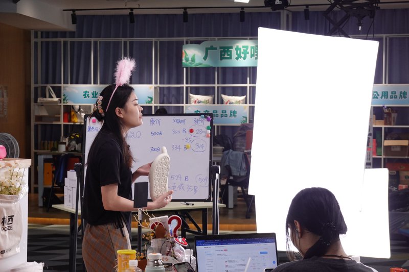 主播向海外消費者推介產品。周祈升攝