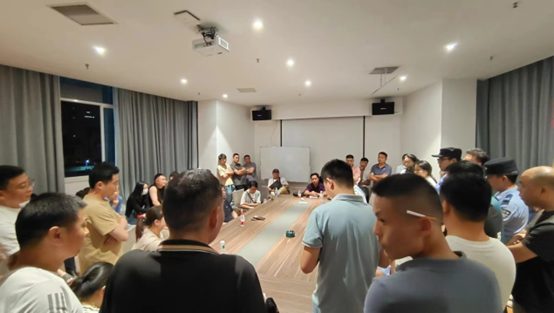 (消费者在东易日盛长沙讨要说法 来源:受访者提供)