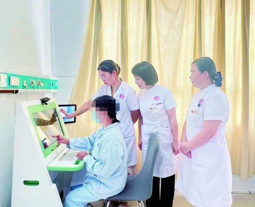 湖南省人民医院康复一病区,认知功能下降的患者在接受治疗。受访者 供图