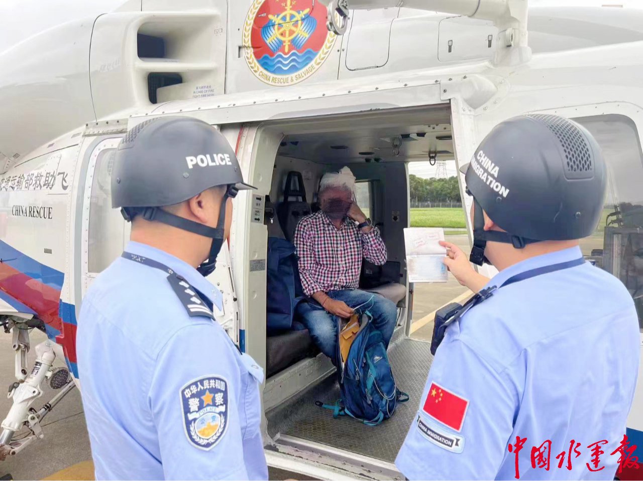 外高桥边检站民警在高东机场为受伤船员办理边防检查手续