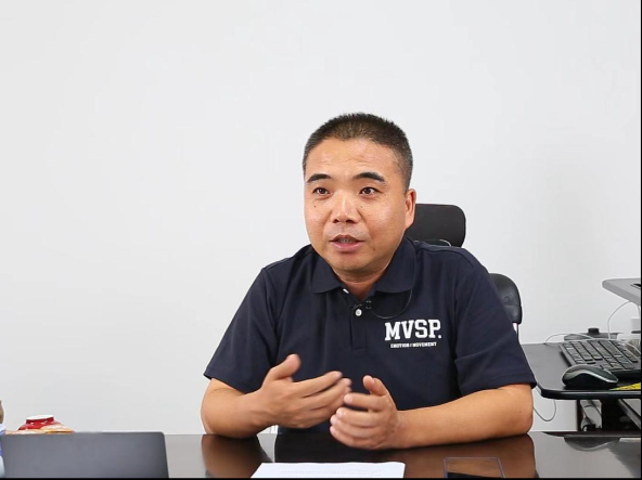 中国连锁经营协会副会长、秘书长王洪涛接受新华网采访(新华网 任禹西摄)