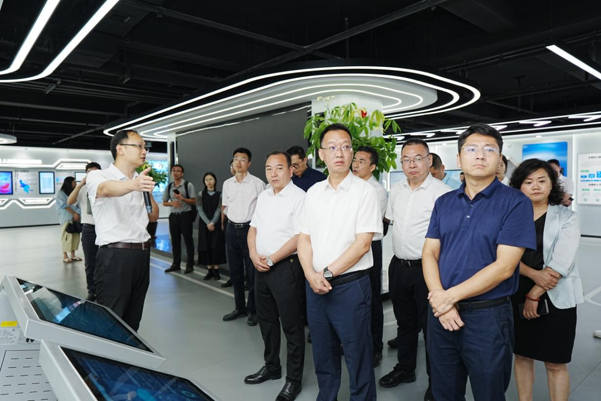与会领导和嘉宾参观智算中心展厅(图片来源:实达集团)